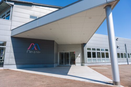 技術力を誇る切削工具を手がける企業の展示会パンフレット制作